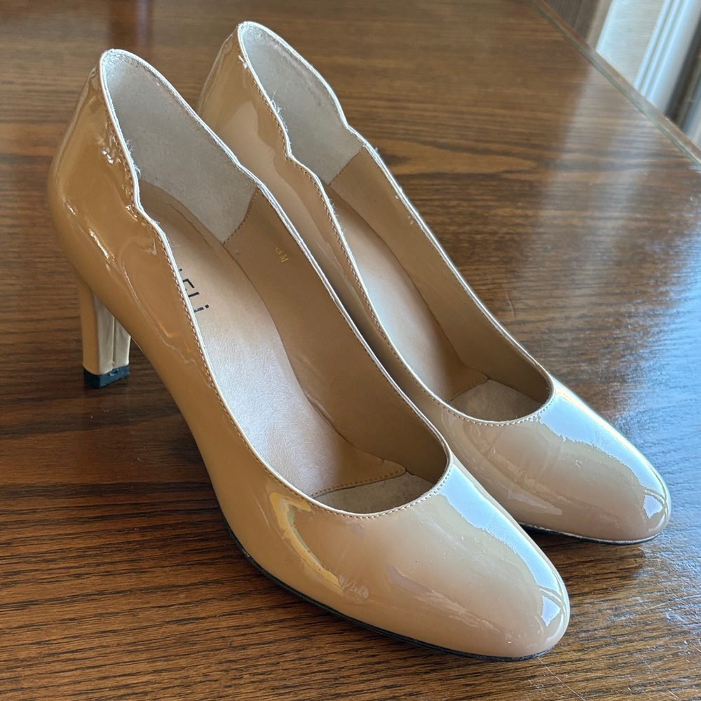 Van Eli beige patent leather round toe pumps straight heel EUC